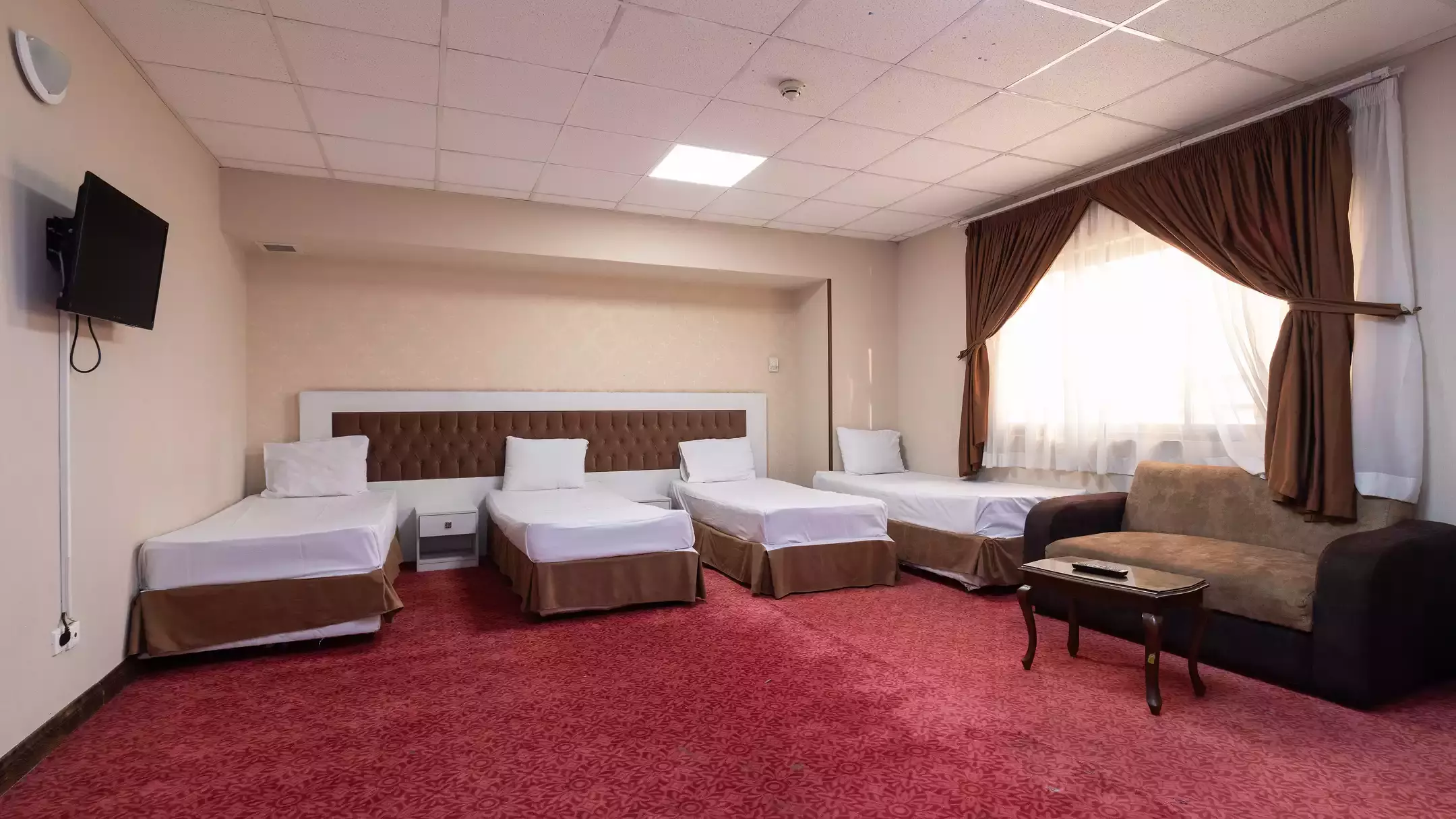 Alibaba https://cdn.alibaba.ir/ostorage/hotel-accommodation-images/67065693299de7a7748d2f1c_66dda598d35130671be32e04_هتل ایزد - آپارتمان دوخوابه هشت تخته (1).webp